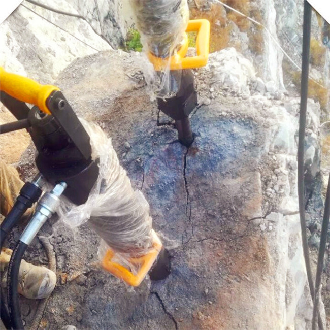 遼寧朝陽強力拆除混凝土劈石機開一方成本多少