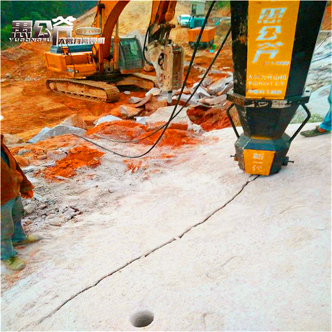 福建泉州市石頭太硬分不開用愚公斧劈裂機(jī)好不好用