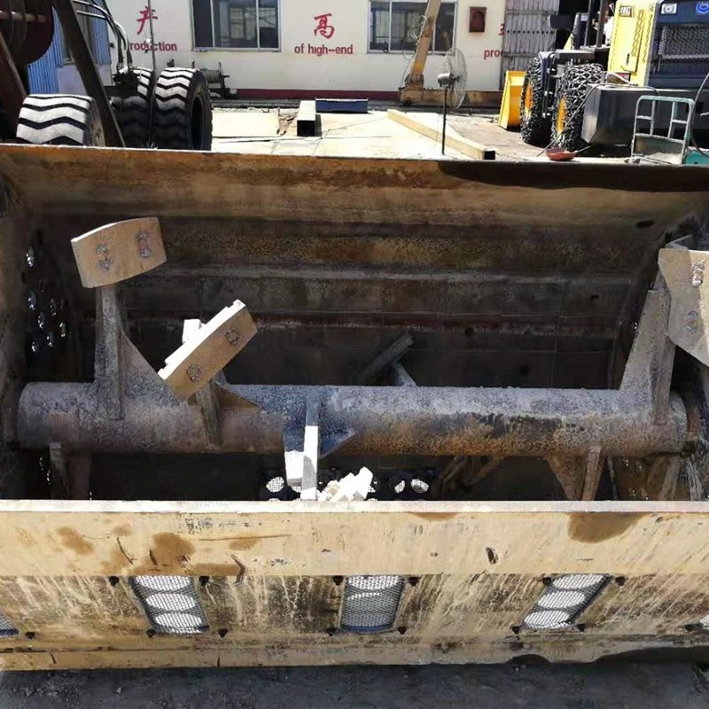 河源市上料攪拌斗鏟車全國發(fā)貨攪拌斗裝載機