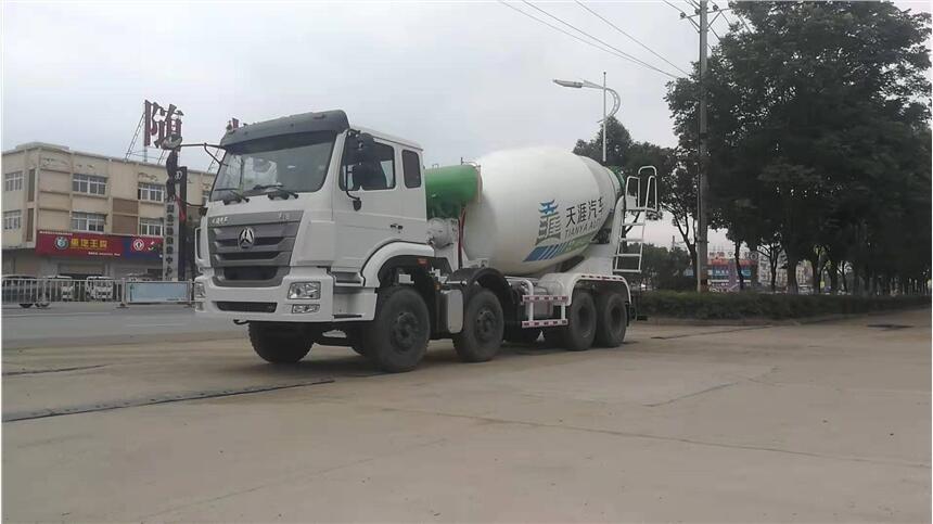 重汽前四后八輕量化水泥攪拌車