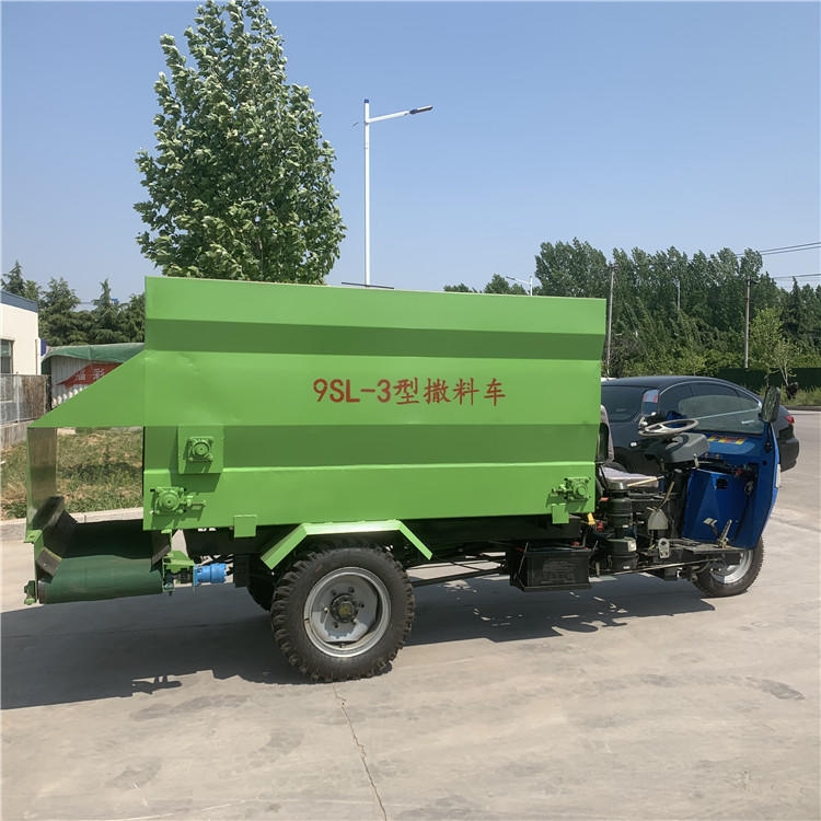 5立方柴油撒料車(chē) 牛羊喂料車(chē)定制廠家