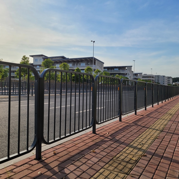 佛山市政交通圍欄 馬路隔離安全欄桿 護(hù)欄廠家現(xiàn)貨價(jià)格