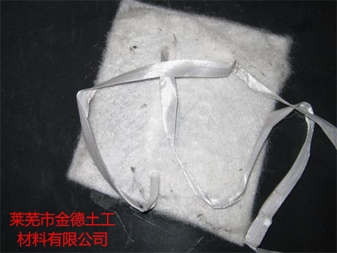 順昌縣生產(chǎn)的煉油廠基礎(chǔ)防滲(防水毯)采用天然無機(jī)礦物材料(膨潤土)