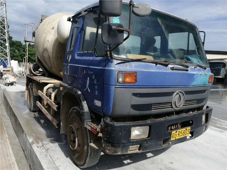 湛江轉(zhuǎn)讓10年東風5方小罐車