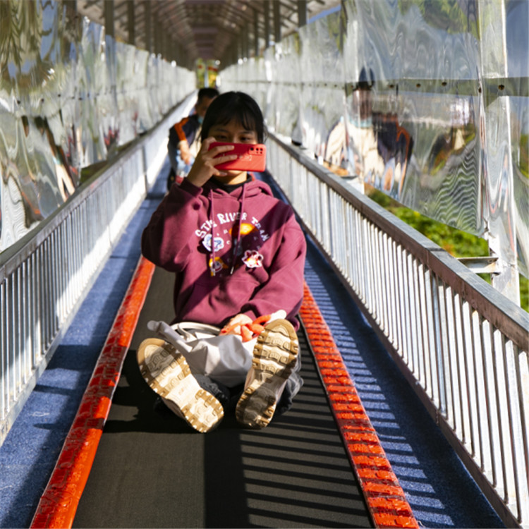 滑雪場傳輸設(shè)備魔毯工人指導(dǎo)安裝ZT施工進度快