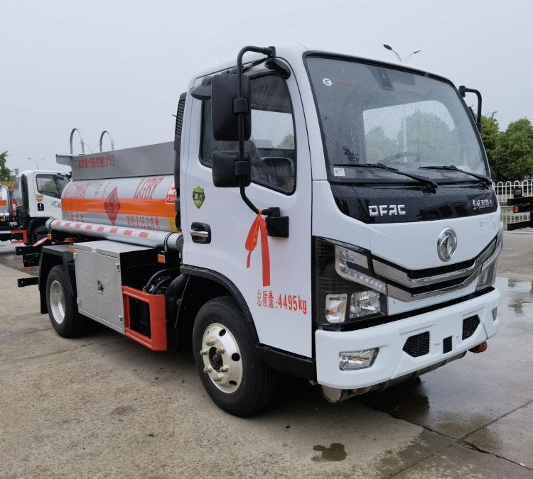 藍(lán)牌油罐車(chē)二手價(jià)買(mǎi)全新車(chē)鋁合金罐體可裝3200升柴油